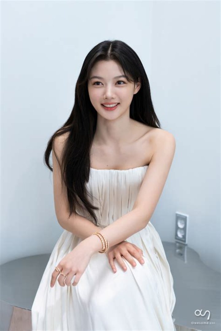 Exploring The Elegance Of Kim Yoo-jung's Feet