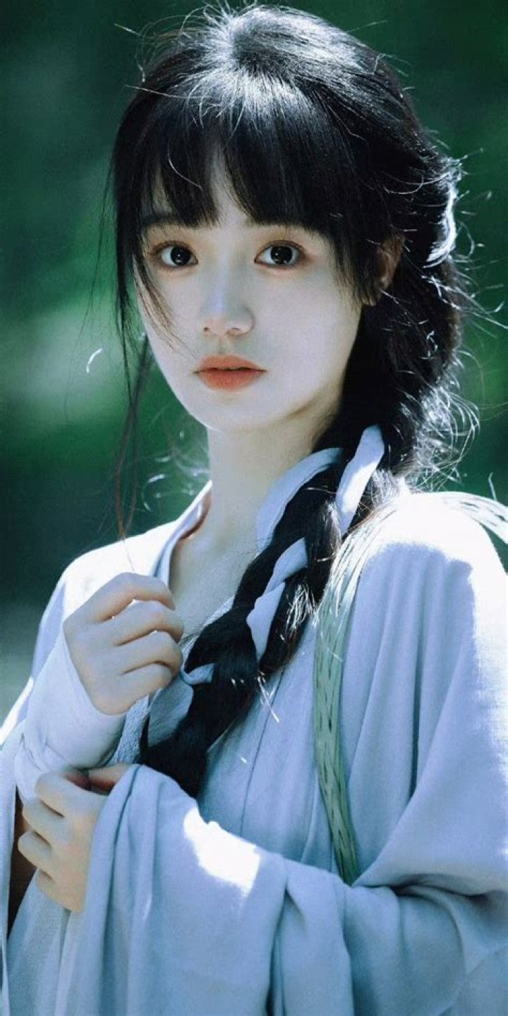 Khương Chi Nam: The Rising Star in the Entertainment Industry