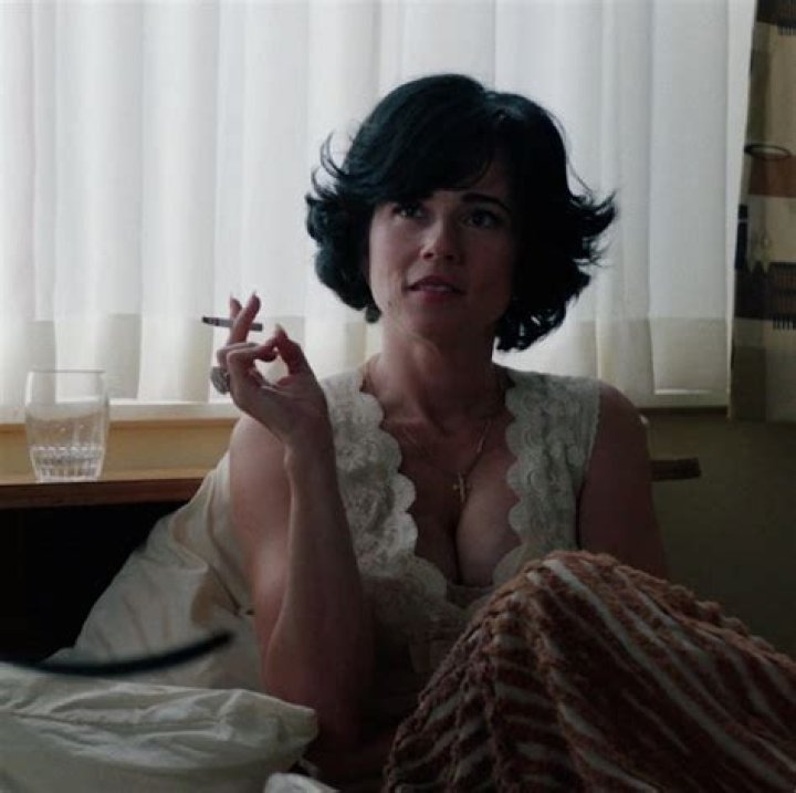 Linda Cardellini Smoking: A Comprehensive Look at the Actress's Career, Life, and Smoking Scene Influence